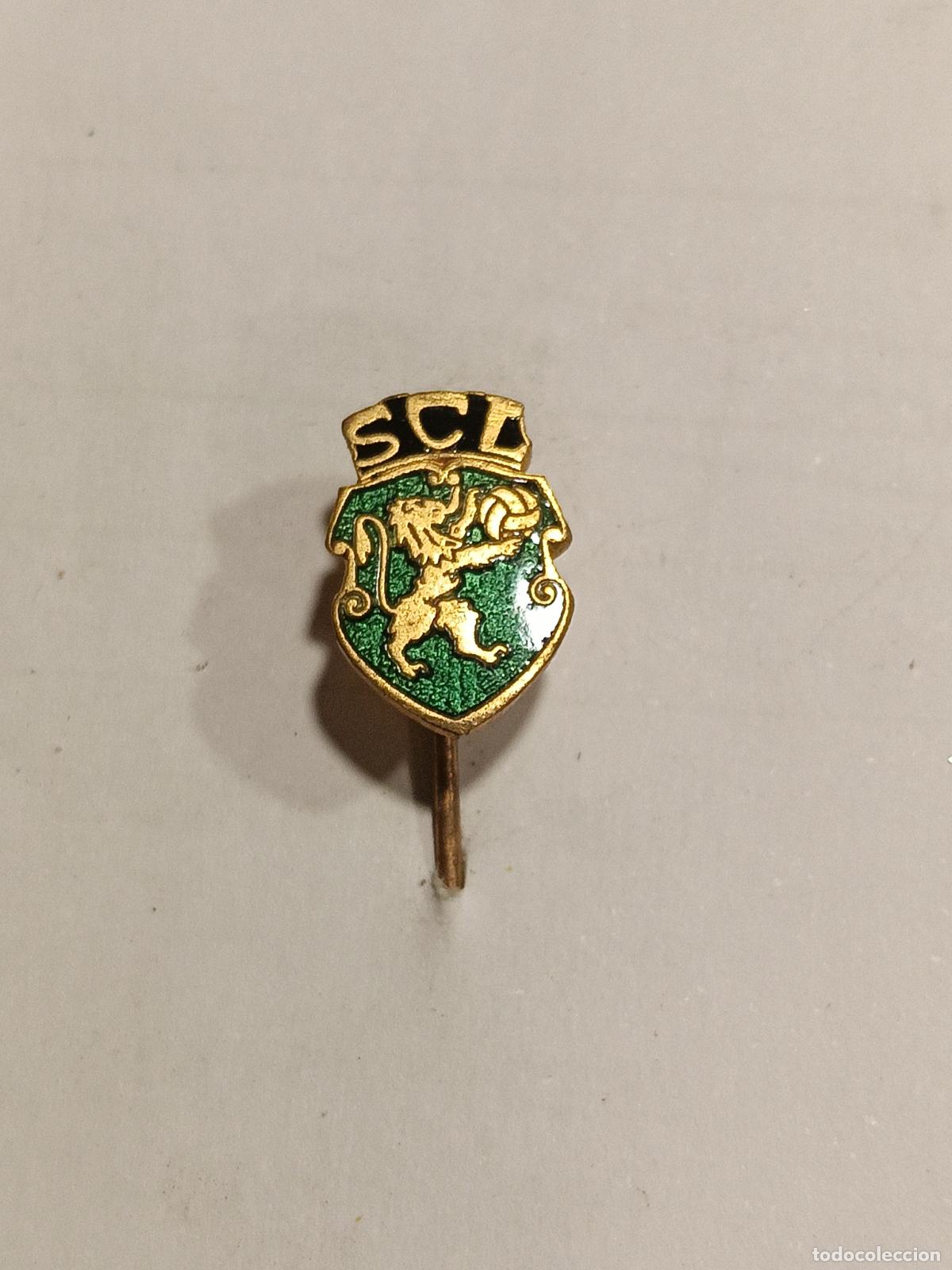 Coleccionismo deportivo: Antiguo pin escudo futbol Sporting club lourel insignia de aguja esmaltada equipo portugal