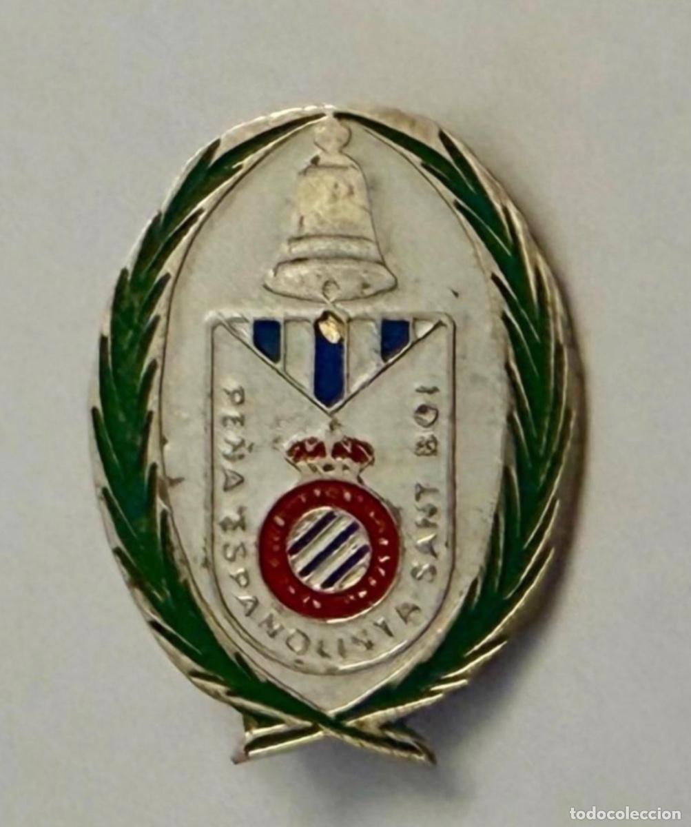 Coleccionismo deportivo: ANTIGUA INSIGNIA FUTBOL PE&Ntilde;A ESPA&Ntilde;OLISTA SANT BOI - REAL CLUB DEPORTIVO ESPA&Ntilde;OL