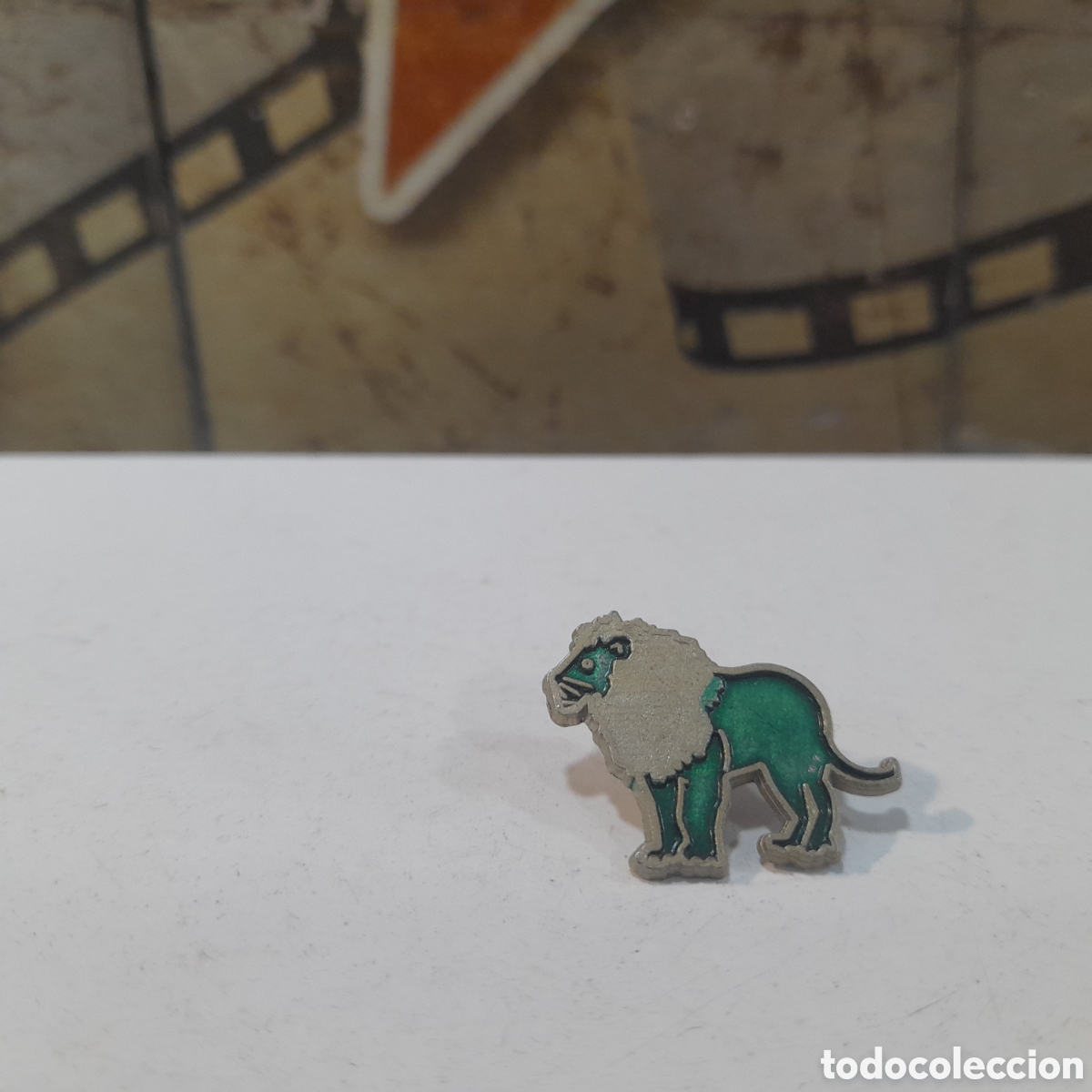 Coleccionismo deportivo: Pin Le&oacute;n verde-RARO-