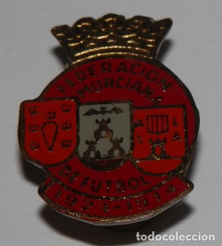Coleccionismo deportivo: ANTIGUO PIN DE OJAL DE LA FEDERACION MURCIANA DE FUTBOL