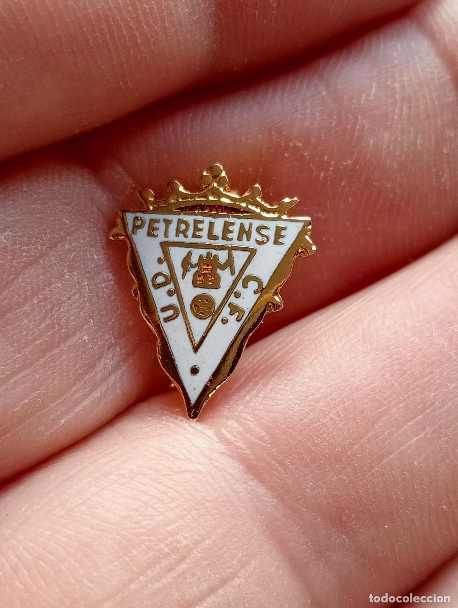Coleccionismo deportivo: INSIGNIA CLUB FUTBOL PETRELENSE PETREL ALICANTE ESMALTADA PINS ALFILER
