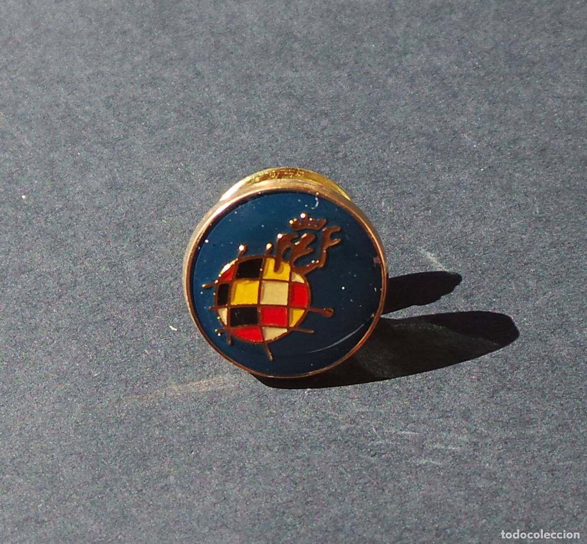 Collezionismo sportivo: PIN OFICIAL VINTAGE DE LA REAL FEDERACI&Oacute;N ESPA&Ntilde;OLA DE F&Uacute;TBOL (RFEF).