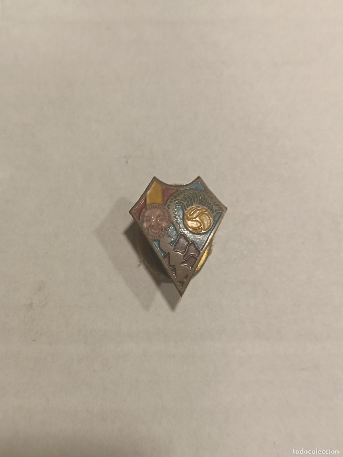 Coleccionismo deportivo: Rar&iacute;simo pin antiguo escudo equipo futbol club deportivo palma de Barcelona insignia de ojal