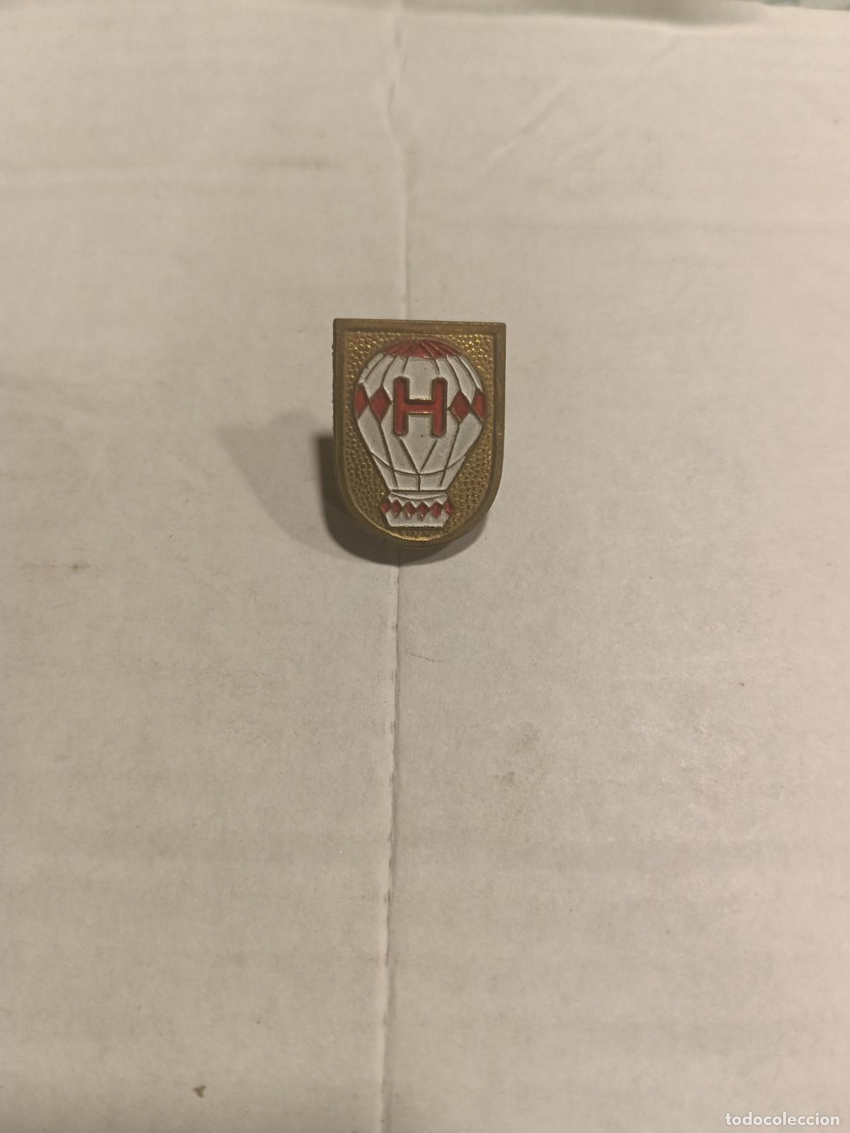 Coleccionismo deportivo: Pin escudo equipo futbol club atl&eacute;tico hurac&aacute;n argentina insignia cierre imperdible