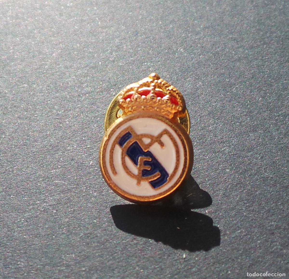 Collezionismo sportivo: PIN CON EL ESCUDO OFICIAL DEL REAL MADRID CLUB DE F&Uacute;TBOL.