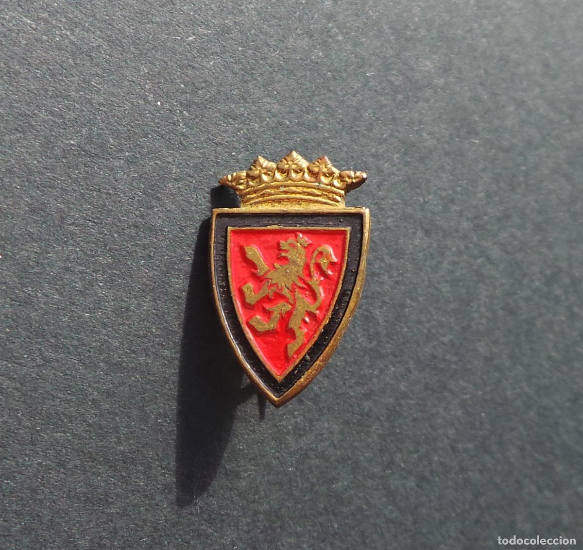 Collezionismo sportivo: INSIGNIA CL&Aacute;SICA REAL ZARAGOZA. ESCUDO RELIEVE Y CORONA. GRAN ESTADO DE CONSERVACI&Oacute;N.