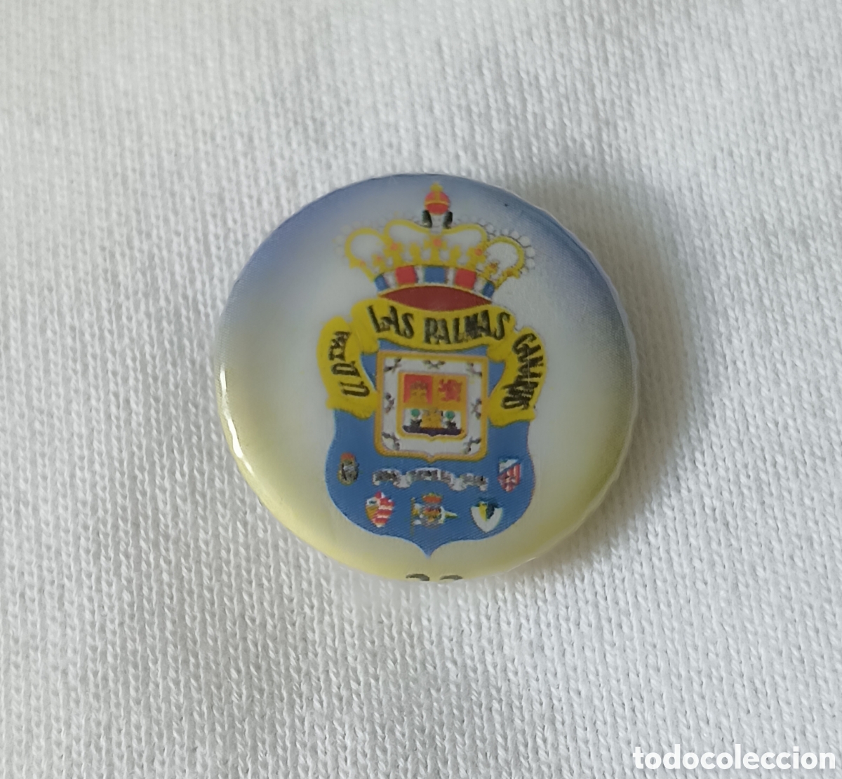 Coleccionismo deportivo: Chapa club de f&uacute;tbol Uni&oacute;n Deportiva Las Palmas con escudo. Di&aacute;metro 2,4 cm. Buen estado.