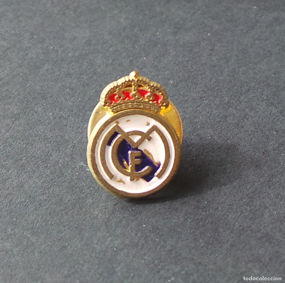 Collezionismo sportivo: PIN CON EL ESCUDO OFICIAL DEL REAL MADRID CLUB DE F&Uacute;TBOL.