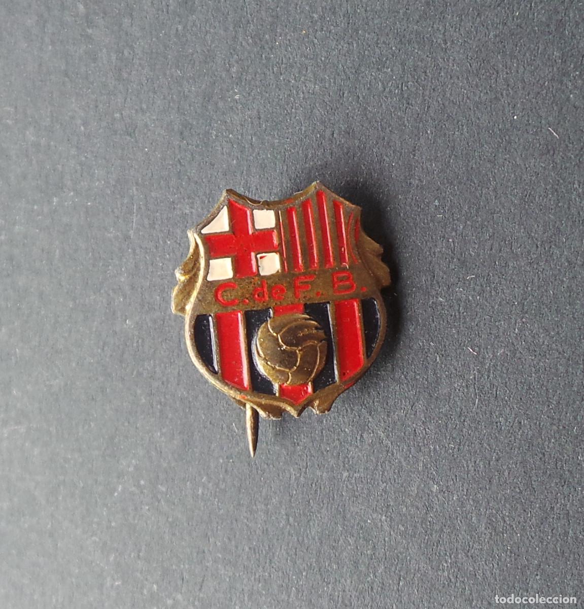 Collezionismo sportivo: INSIGNIA OJAL C.DE F.B. BAR&Ccedil;A VINTAGE (A&Ntilde;OS 40-50). METAL DORADO.