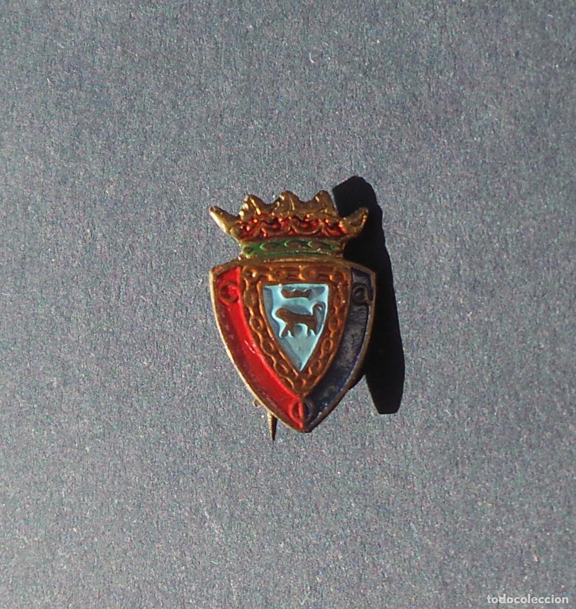 Sammelleidenschaft Sport: INSIGNIA PIN DE SOLAPA ESMALTADA DEL C.A. OSASUNA. ESCUDO CL&Aacute;SICO CORONADO VINTAGE.