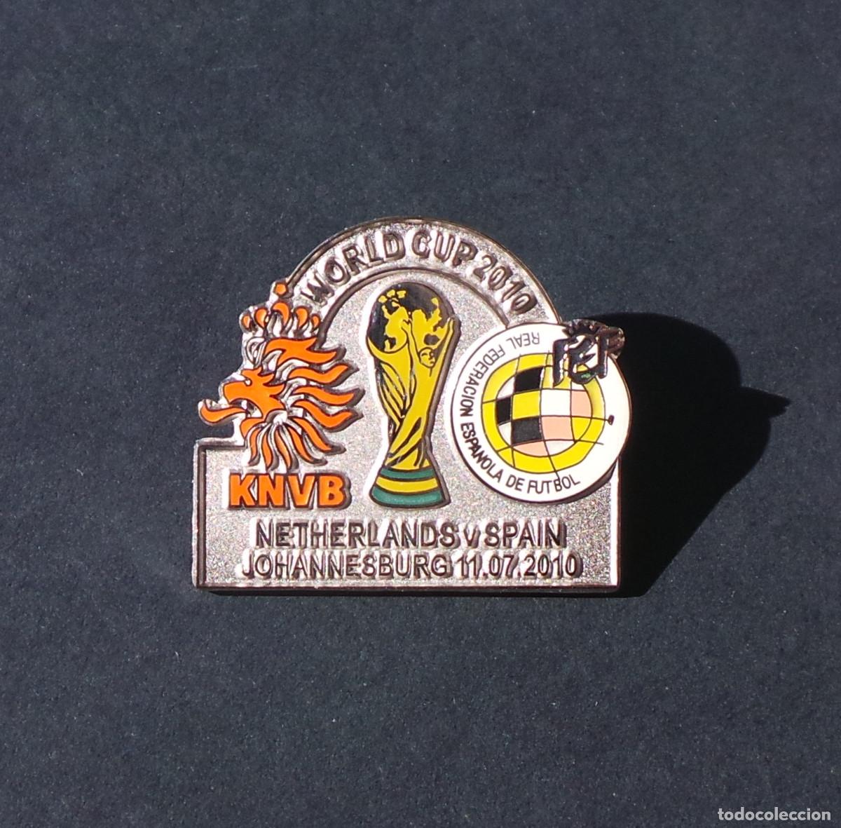 Collezionismo sportivo: PIN FINAL MUNDIAL 2010 ESPA&Ntilde;A-PA&Iacute;SES BAJOS. JOHANNESBURGO 11.07.2010. OFICIAL RFEF-KNVB.