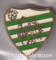Sports collectibles: ANTIGUA INSIGNIA DE IMPERDIBLE DEL EQUIPO DE FUTBOL AURORA (FOOTBALL) NAVARRA
