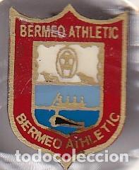 Sports collectibles: ANTIGUA INSIGNIA DE IMPERDIBLE DEL EQUIPO DE FUTBOL BERMEO ATHLETIC (FOOTBALL) VIZCAYA