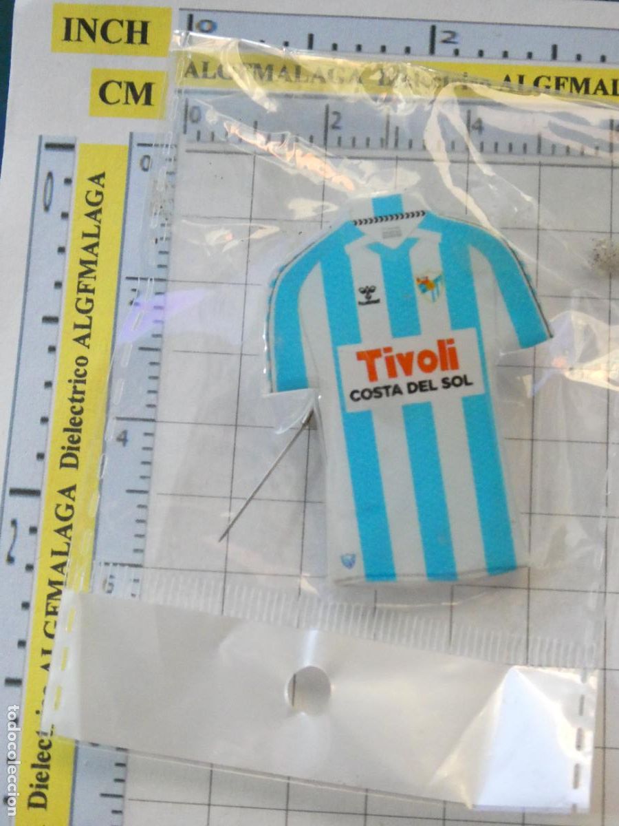 Coleccionismo deportivo: INSIGNIA BROCHE DE F&Uacute;TBOL. M&Aacute;LAGA CF. CAMISETA TIVOLI COSTA DEL SOL