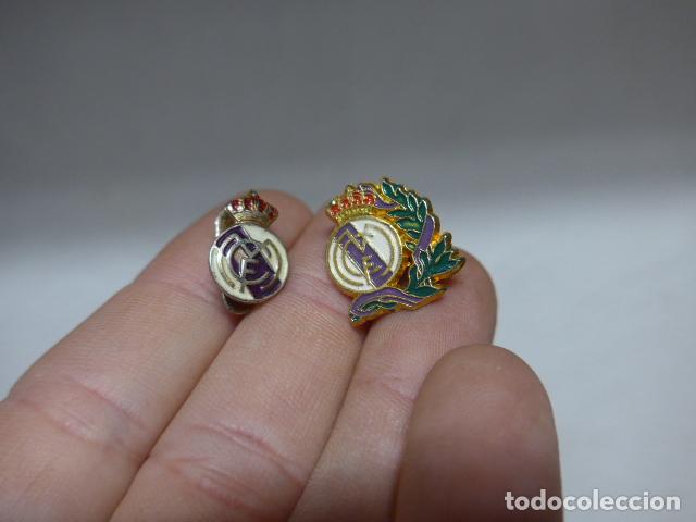Coleccionismo deportivo: Lote 2 antiguas insignias de futbol del Real Madrid, una es pin.