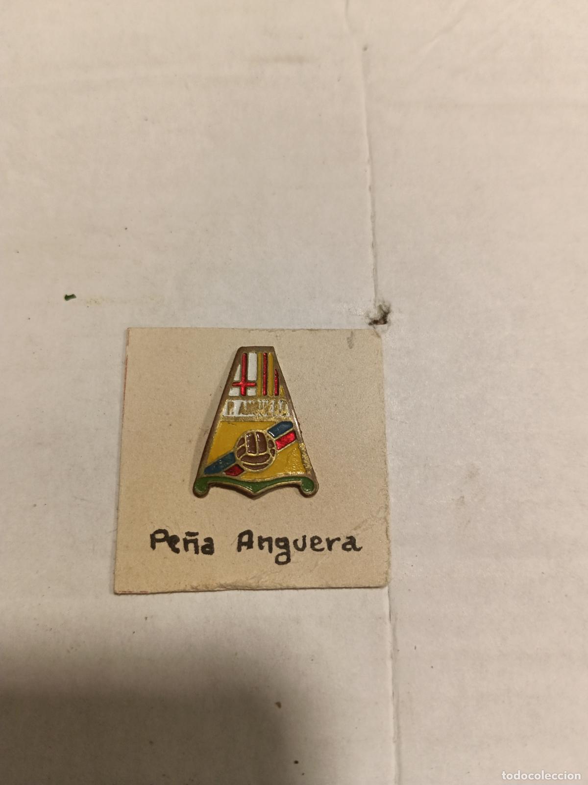 Coleccionismo deportivo: Pin antiguo rareza escudo pe&ntilde;a barcelonista futbol anguera insignia antiguo original
