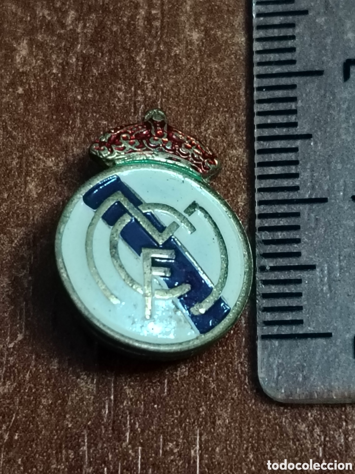 Coleccionismo deportivo: Insignia antigua con relieve del Real Madrid de f&uacute;tbol