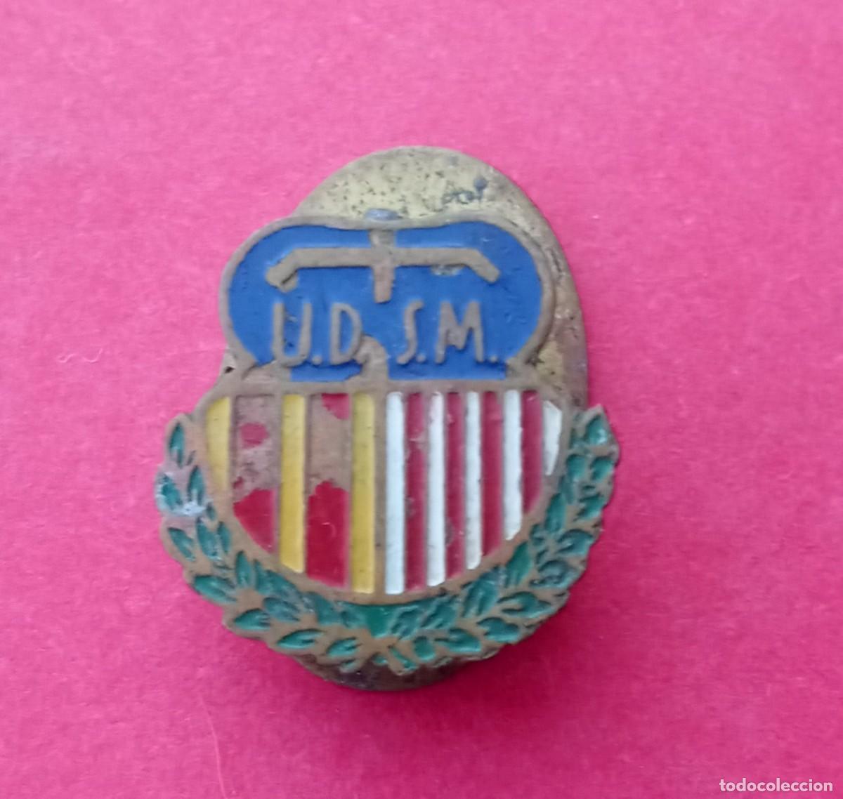 Coleccionismo deportivo: Raro Pin Antiguo Club Deportivo San Martin. Martinenc. Barcelona. F&uacute;tbol. Sin Pelota en Escudo.