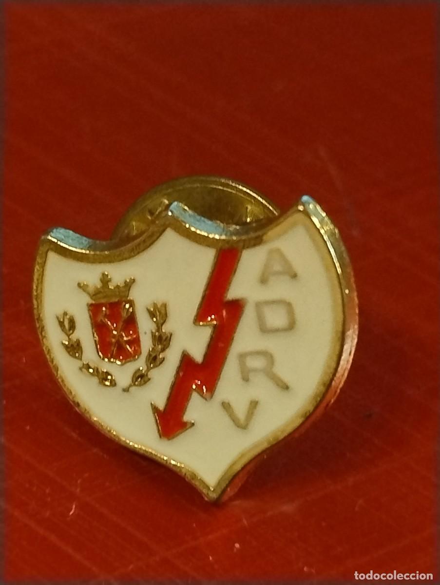 Coleccionismo deportivo: PIN ANTIGUO ESCUDO EQUIPO FUTBOL ASOCIACION DEPORTIVA RAYO VALLECANO