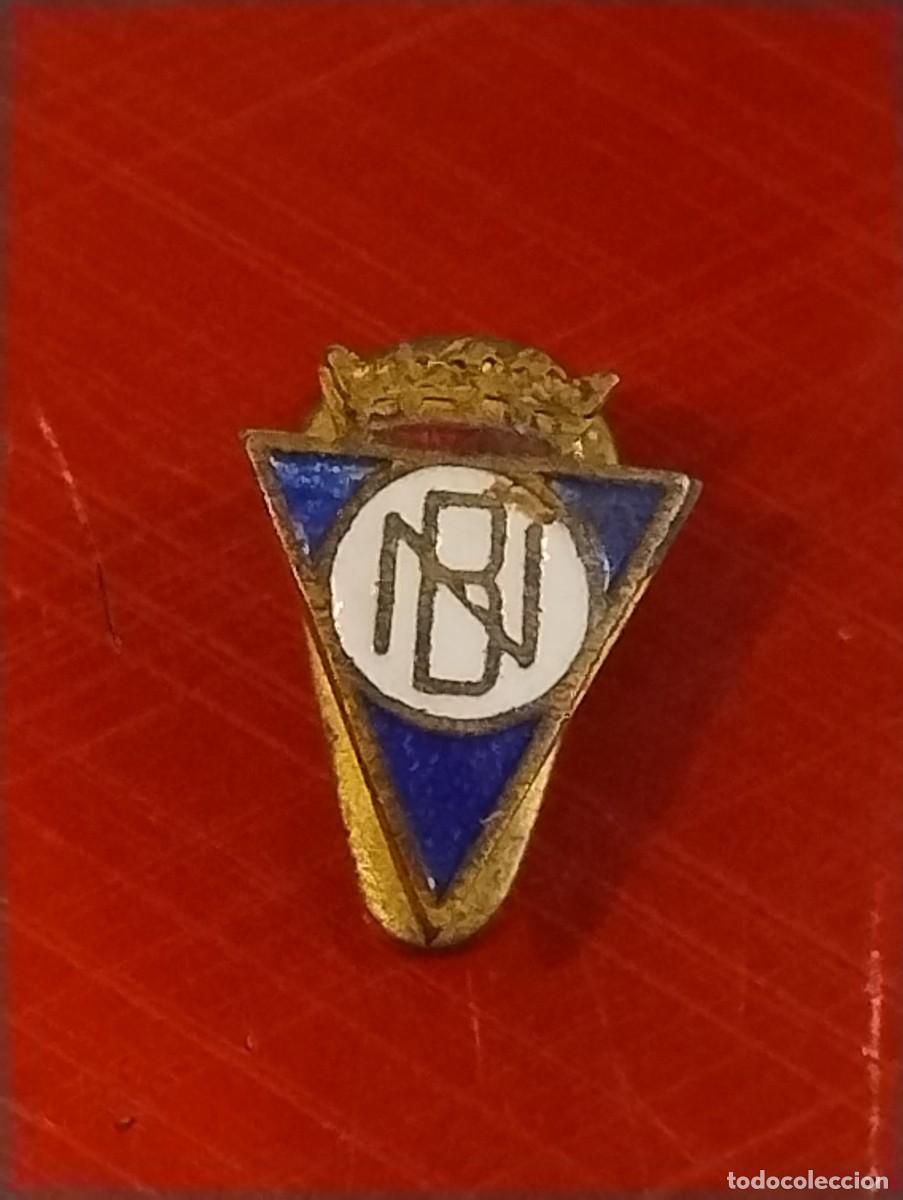 Coleccionismo deportivo: INSIGNIA OJAL, ESMALTE ANTIGUO ESCUDO EQUIPO FUTBOL BOETTICHER NAVARRO