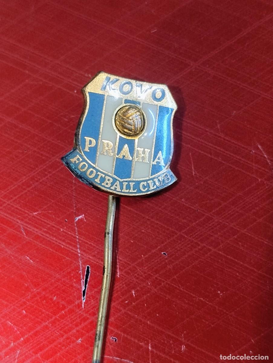 Coleccionismo deportivo: .C. KOVO PRAHA - Rep&uacute;blica Checa antigua insignia de aguja. Futbol.