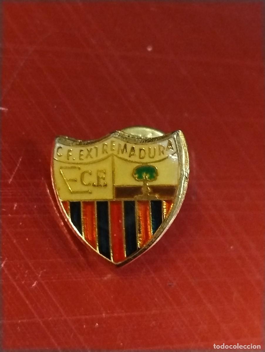 Coleccionismo deportivo: EXTREMADURA C.F. - Almendralejo.Badajoz. Pin insignia o emblema de equipo club de F&uacute;tbol Escudo