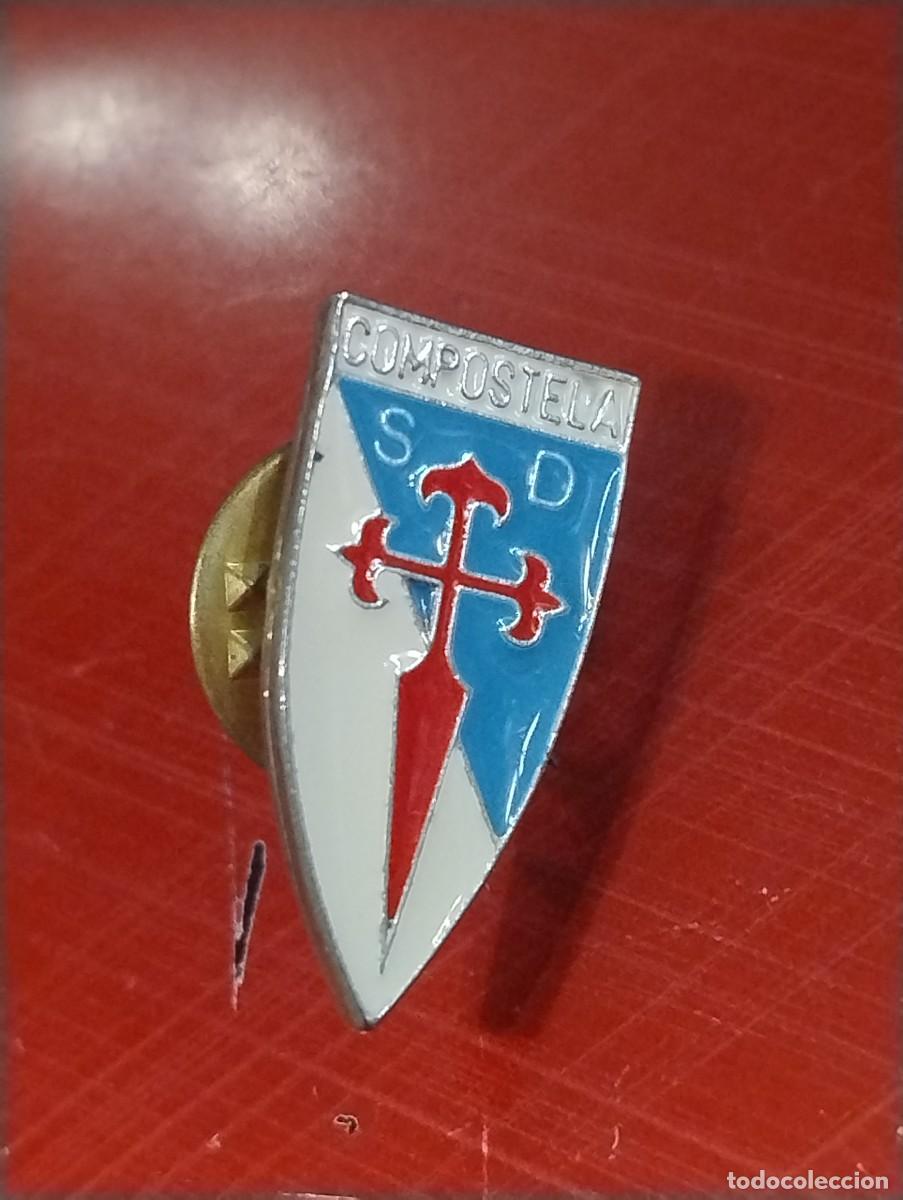 Coleccionismo deportivo: PIN DEL CLUB DE FUTBOL COMPOSTELA (FOOTBALL)