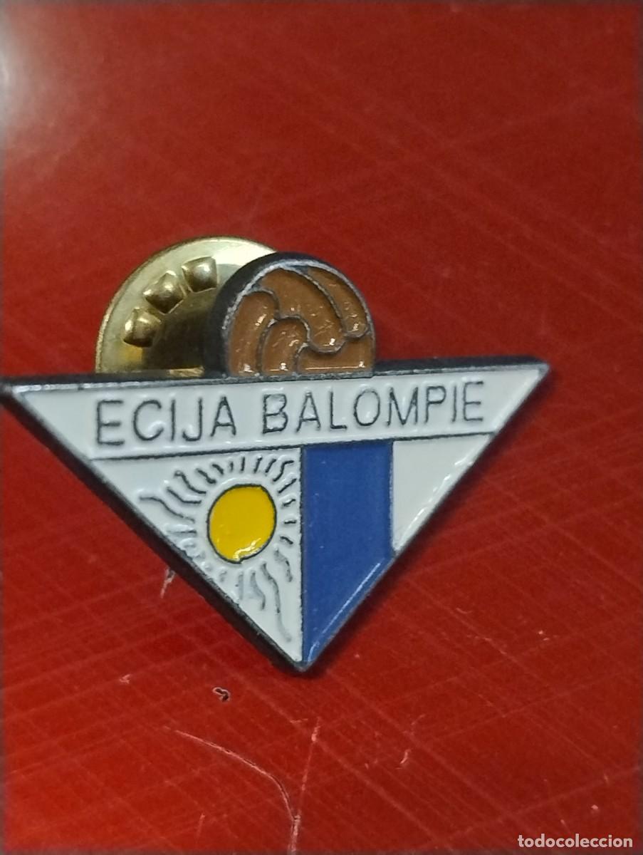 Coleccionismo deportivo: PIN DEL EQUIPO DE FUTBOL ECIJA BALOMPIE (FOOTBALL)