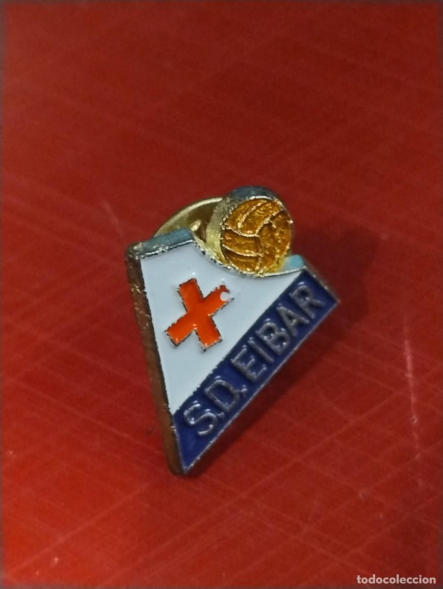 Coleccionismo deportivo: PIN DE DEPORTES. F&Uacute;TBOL. SD EIBAR GUIP&Uacute;ZCOA. ESCUDO EQUIPO