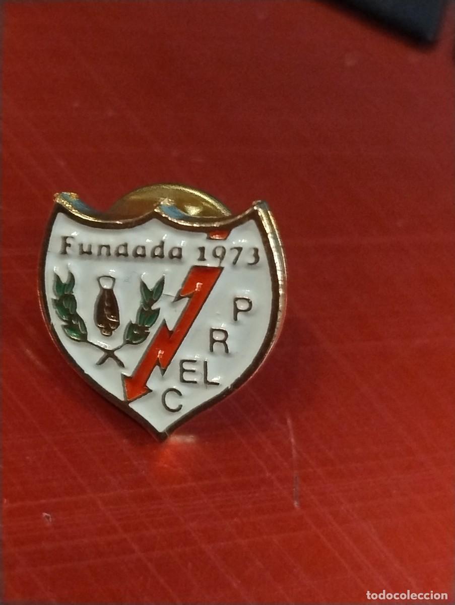 Coleccionismo deportivo: Pin Pe&ntilde;a Rayista el Cencerro. Rayo Vallecano.