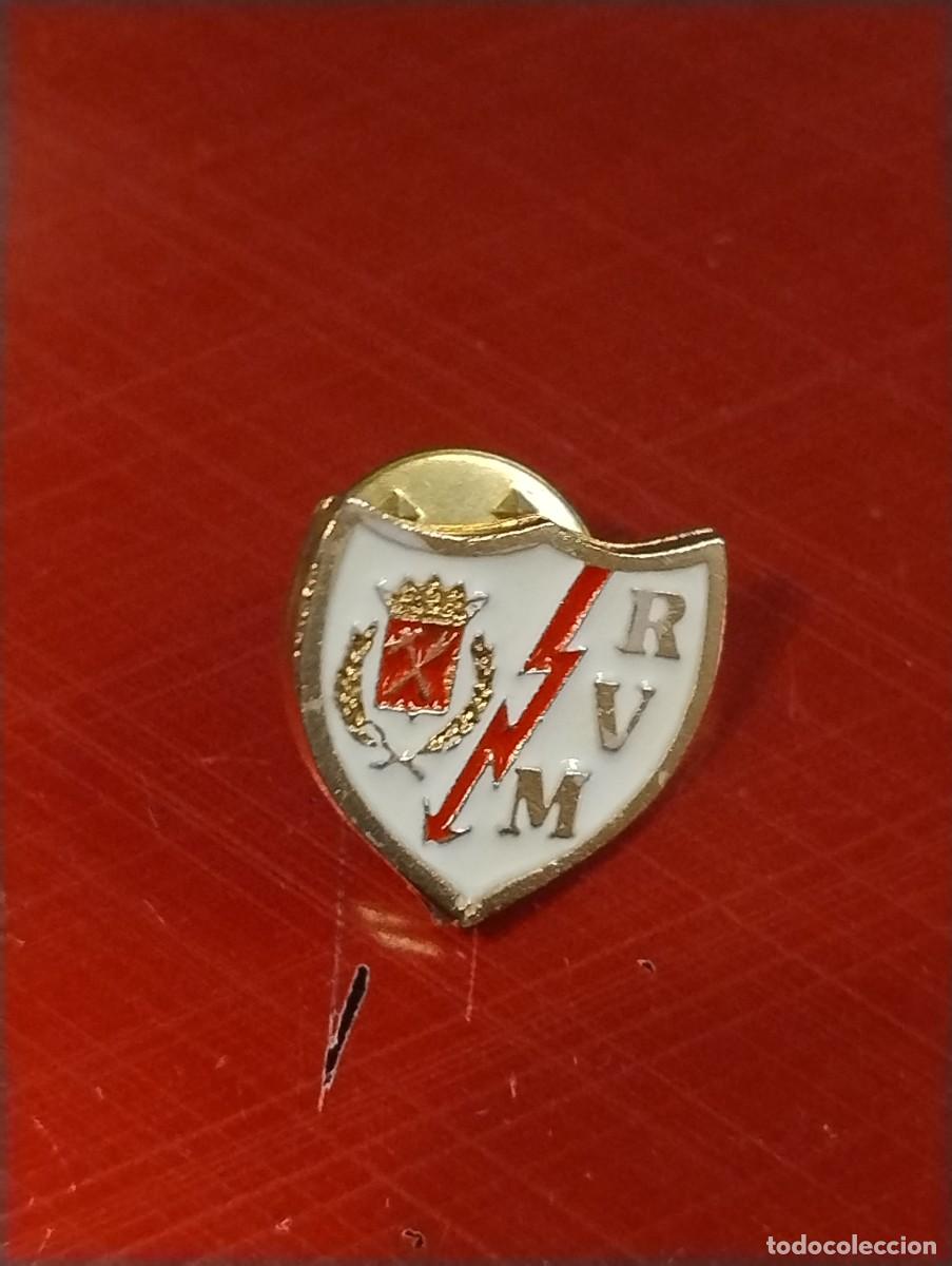 Coleccionismo deportivo: Pin futbol Rayo Vallecano.