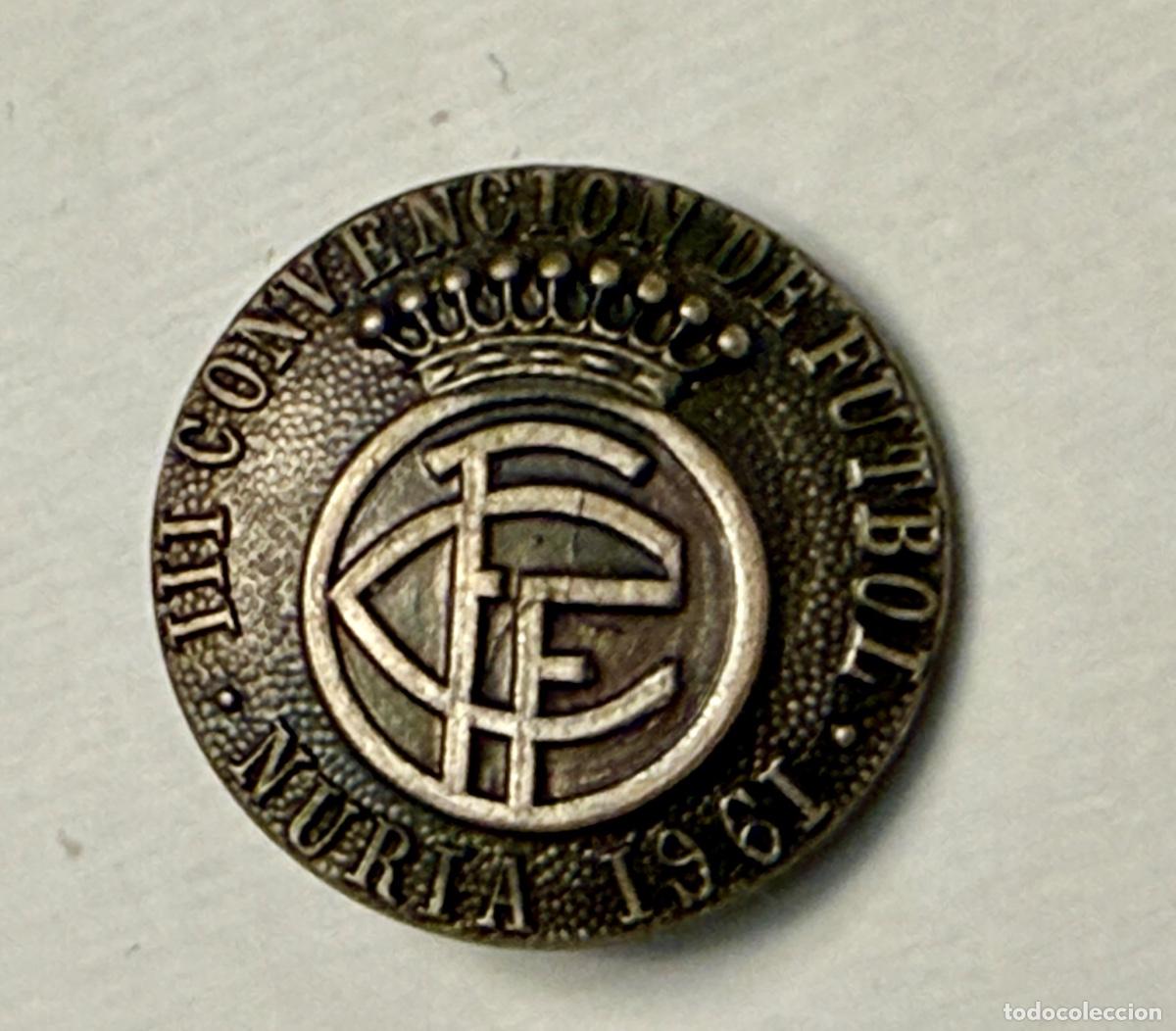 Coleccionismo deportivo: ANTIGUA INSIGNIA III CONVENCION DE FUTBOL NURIA 1961 - FEDERACION CATALANA DE F&Uacute;TBOL. FCF