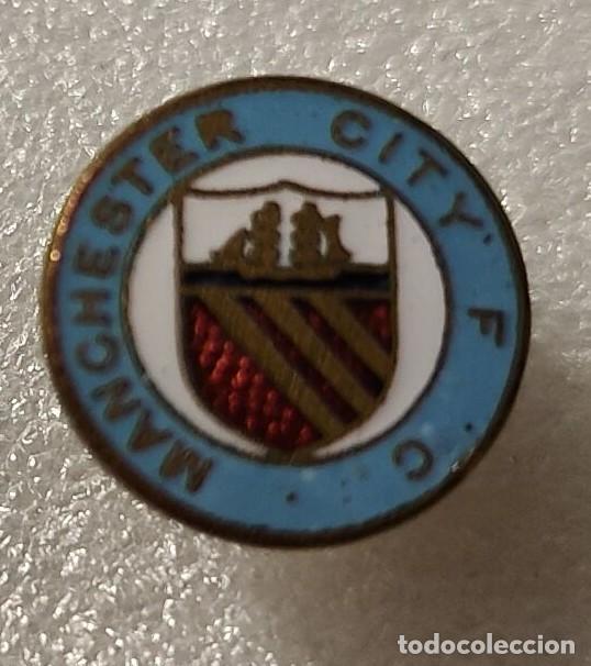 Coleccionismo deportivo: INSIGNIA OJAL FUTBOL ANTIGUA ESCUDO FOOTBALL BADGE MANCHESTER CITY, F.C. #57