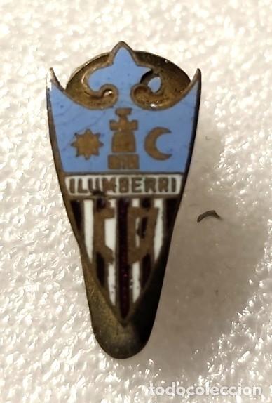 Coleccionismo deportivo: INSIGNIA OJAL FUTBOL ANTIGUA ESCUDO FOOTBALL Club Deportivo CD ILUMBERRI LUMBIER NAVARRA #102