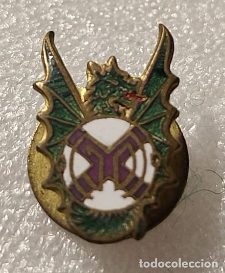 Coleccionismo deportivo: INSIGNIA OJAL FUTBOL ANTIGUA ESCUDO FOOTBALL REAL MADRID DRAGON ?? #103