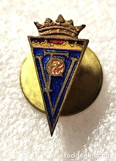 Coleccionismo deportivo: INSIGNIA OJAL FUTBOL ANTIGUA ESCUDO FOOTBALL Villena Club de F&uacute;tbol CF ALICANTE #104