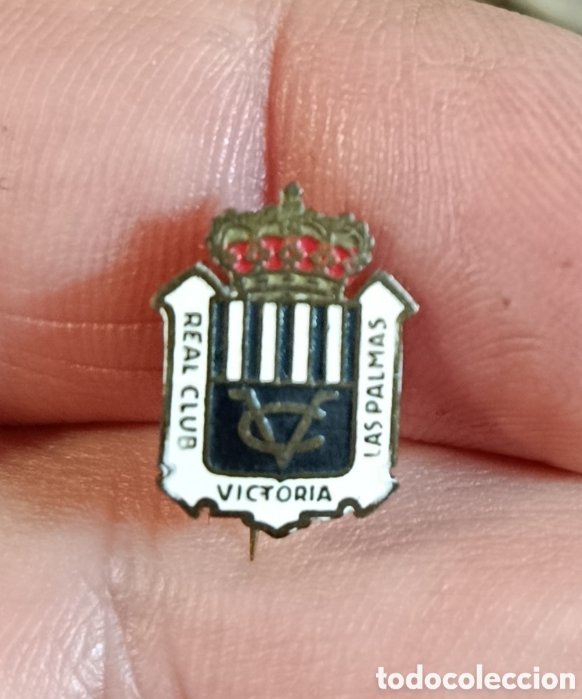 Coleccionismo deportivo: Muy rara insignia pin de aguja Imperdible real club victoria las palmas