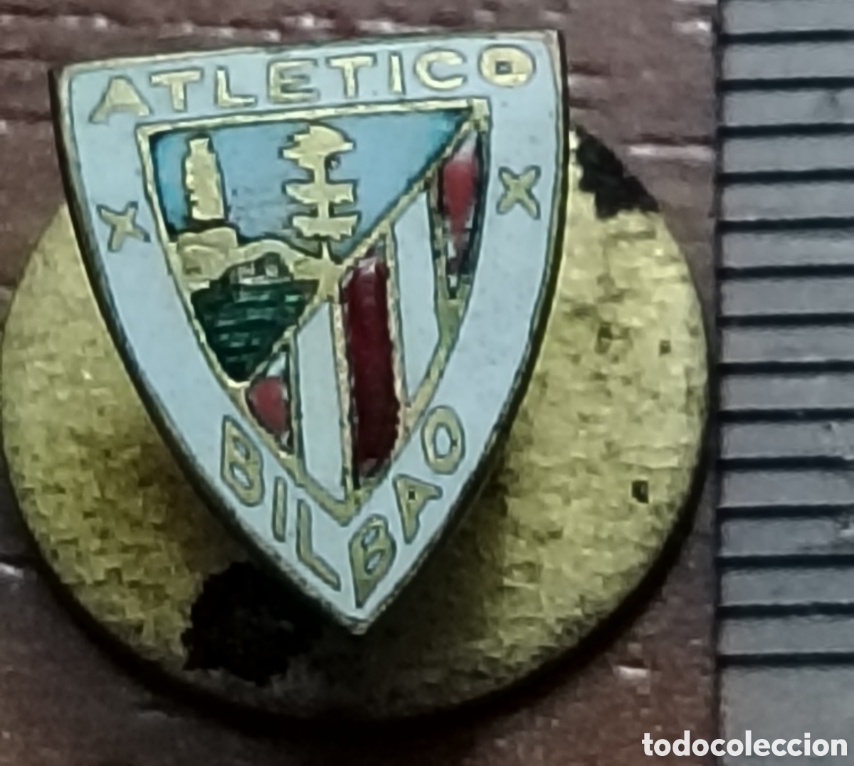 Coleccionismo deportivo: Insignia antigua esmalte Atletico Bilbao &eacute;poca franquista