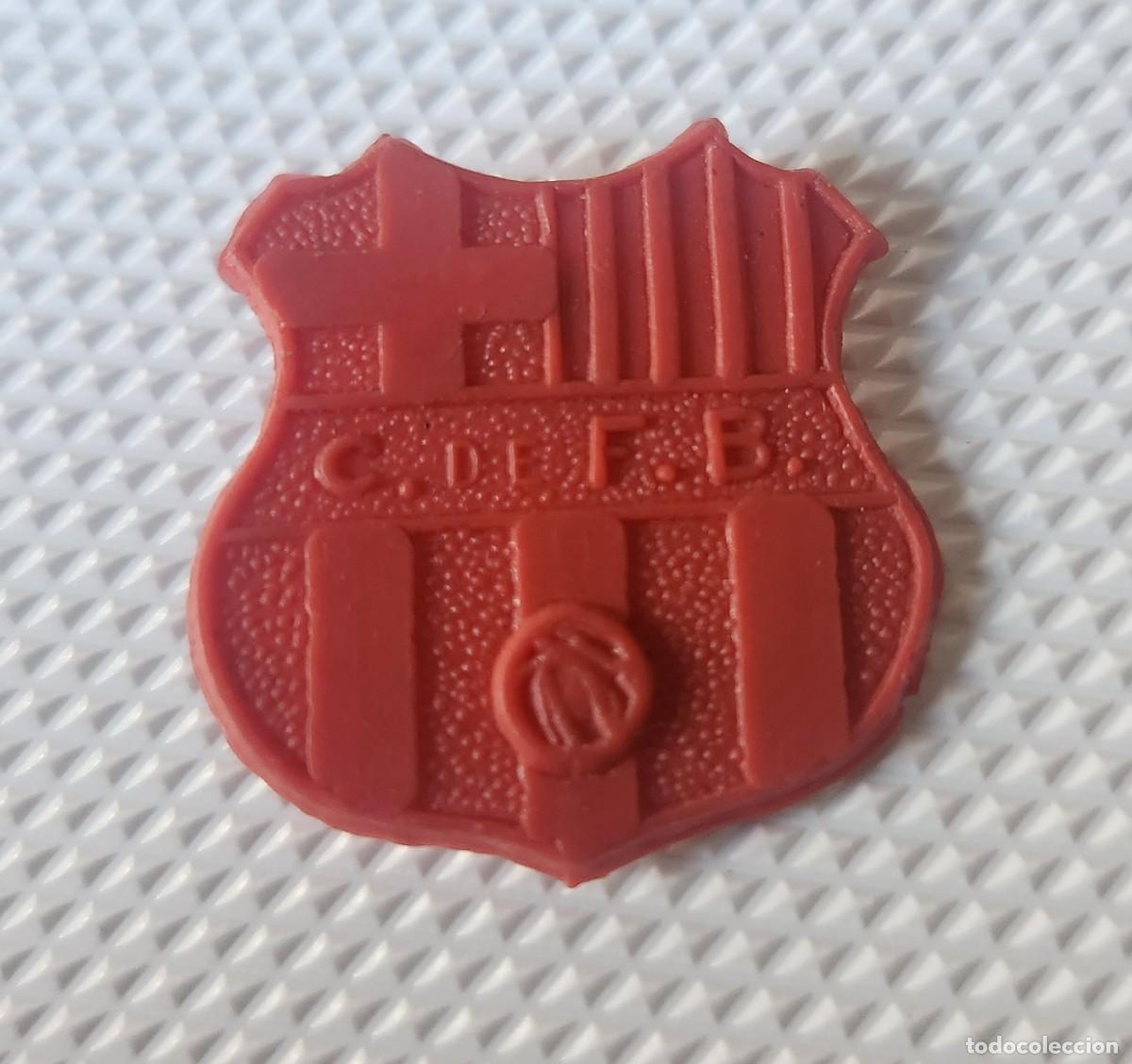 Coleccionismo deportivo: C. de F. BARCELONA antiguo PIN de FUTBOL - pl&aacute;stico de KIOSKO - a&ntilde;os 60s / 70s