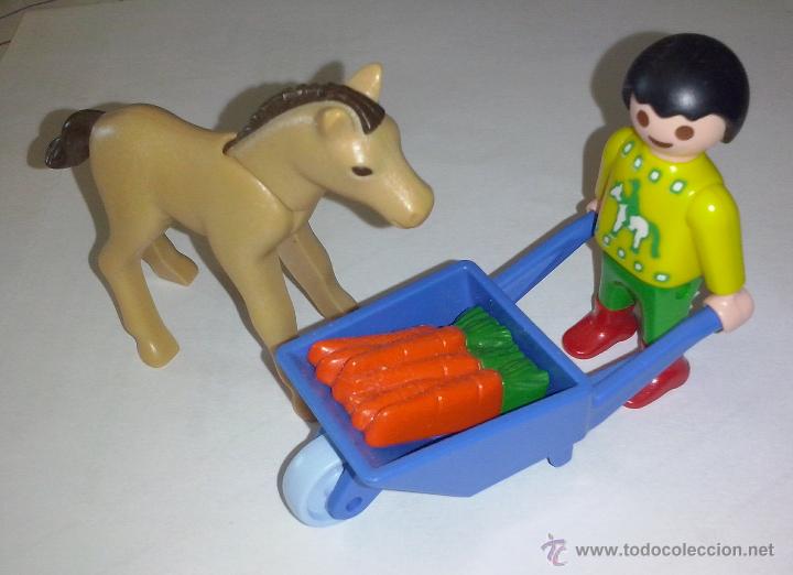 Playmobil: PLAYMOBIL - Lote figura NI&Ntilde;O logo HIPICA + CARRETILLA azul + ZANAHORIA + PONY marron CRIA de CABALLO