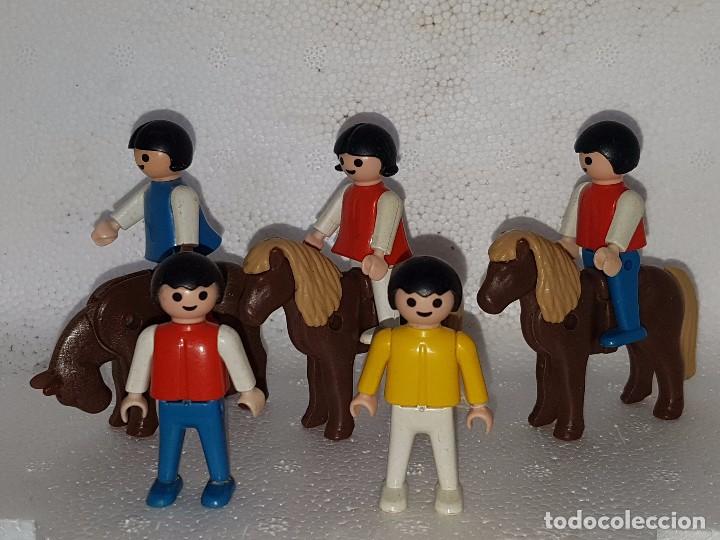 Playmobil: CINCO PLAYMOBIL PEQUE&Ntilde;OS Y TRES CABALLOS A&Ntilde;O 1981