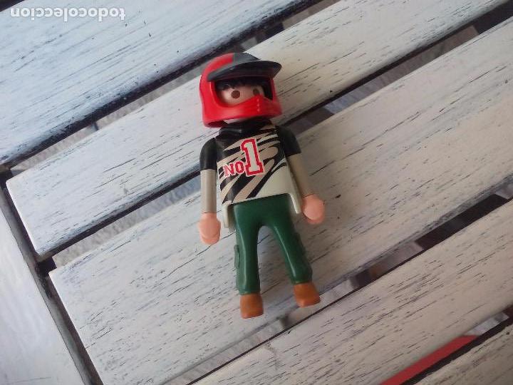 Playmobil: Figura de playmobil. Geobra 2009 Click. Mu&ntilde;eco motorista con casco. No 1.