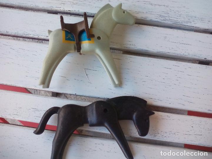 Playmobil: Lote de 2 caballos uno de ellos con silla de montar. Geobra 1974. Figura de playmobil. Caballo
