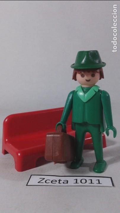 Playmobil: PLAYMOBIL CABALLERO VIAJERO CLASICO CON BANCO ROJO CIUDAD (ZCETA)