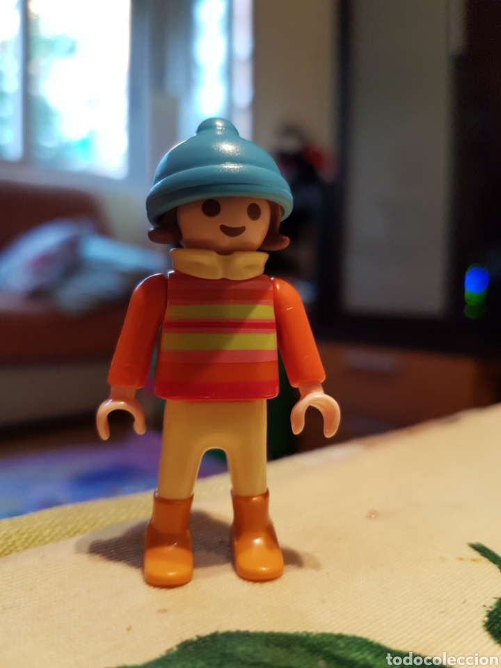 Playmobil: PLAYMOBIL NI&Ntilde;A CON GORRO DE INVIERNO