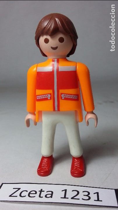 Playmobil: PLAYMOBIL FIGURA SANITARIO RESCATE MONTA&Ntilde;A (ZCETA)