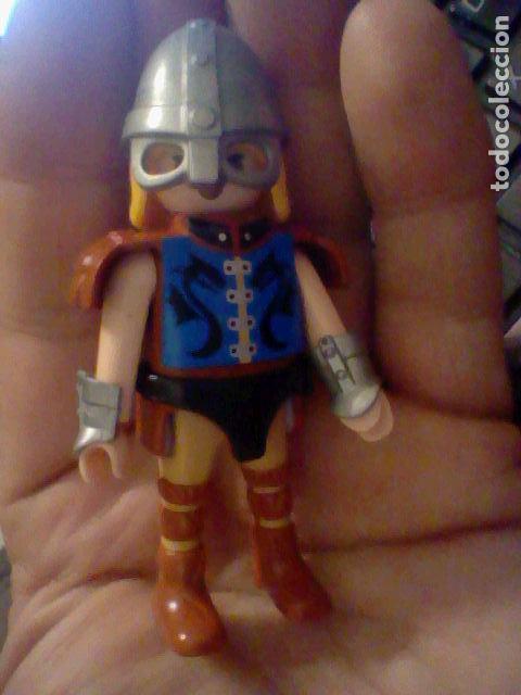 Playmobil: playmobil soldado vikingo  capa mu&ntilde;equeras casco cinturon azul