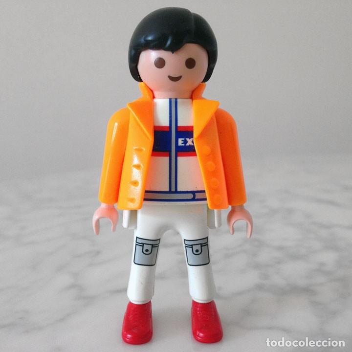 Playmobil: PLAYMOBIL - FIGURA CHICO HOMBRE CABELLO NEGRO CON CHAQUETA