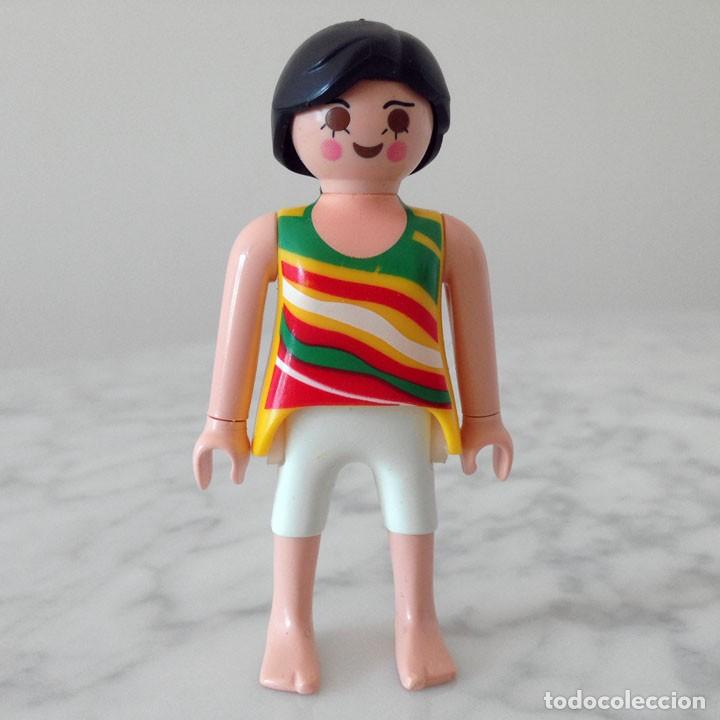 Playmobil: PLAYMOBIL - FIGURA CHICA MUJER CABELLO NEGRO CON CAMISETA