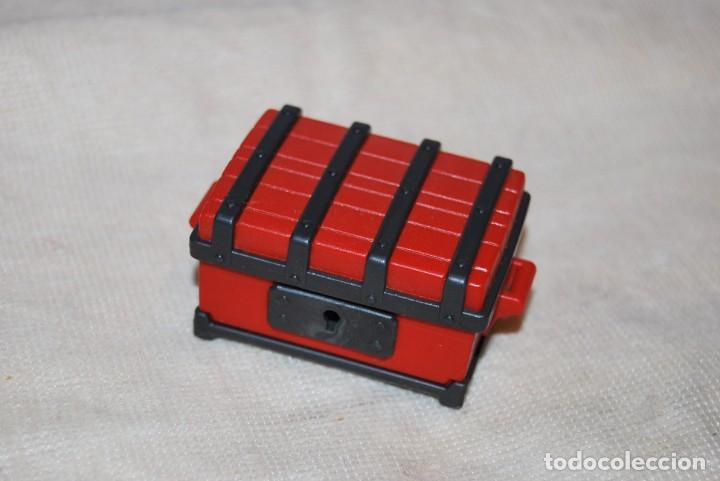 Playmobil: PLAYMOBIL. ba&uacute;l cofre caja rojo roja. pirata medieval madera tesoro. oeste.&iquest;Cu&aacute;ntas necesitas?